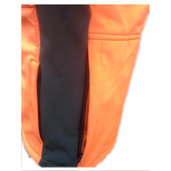giacca softshell antivento dettaglio laterale e posteriore con zip per accedere al carniere