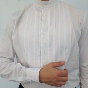 camicia stile sardo modello a bavaglio con ricamo nel girocollo nei bottoni e nei polsi
