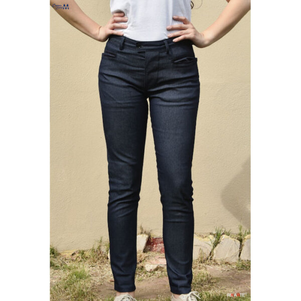 gambe di ragazza che indossa jeans sartoriale vellusar blu scuro